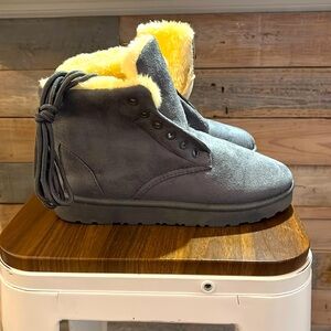 NWOT Gray fuzzy lined boots